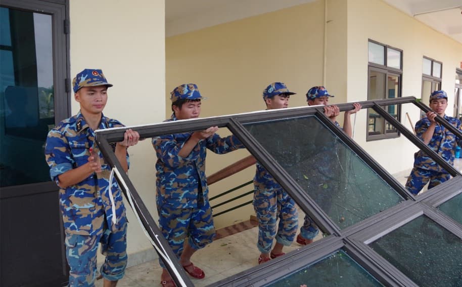 Trung đoàn 151 giúp các trường học khắc phục hậu quả cơn bão số 3