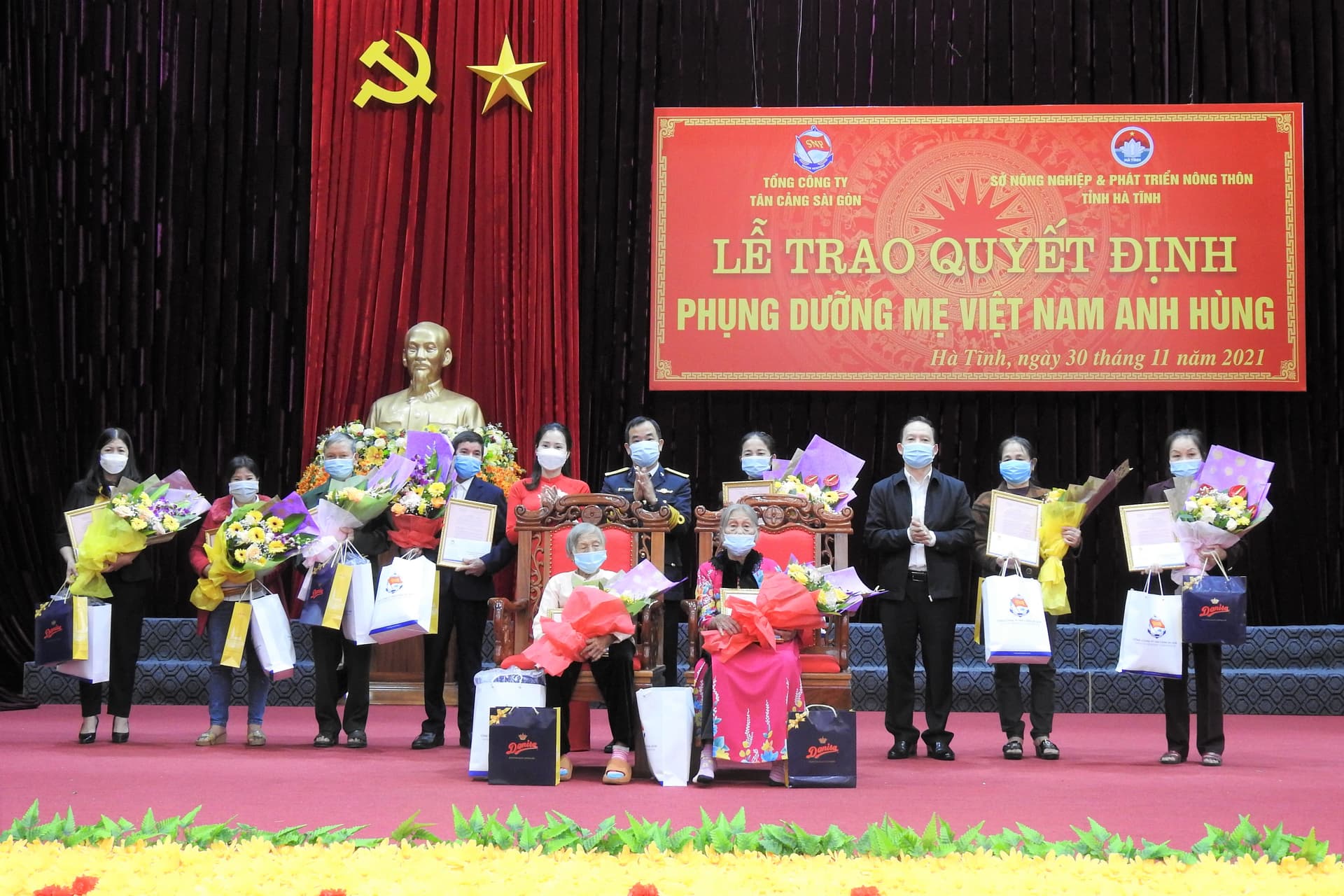 Tổng công ty Tân cảng Sài Gòn nhận phụng dưỡng 9 Mẹ Việt Nam Anh hùng tại Hà Tĩnh