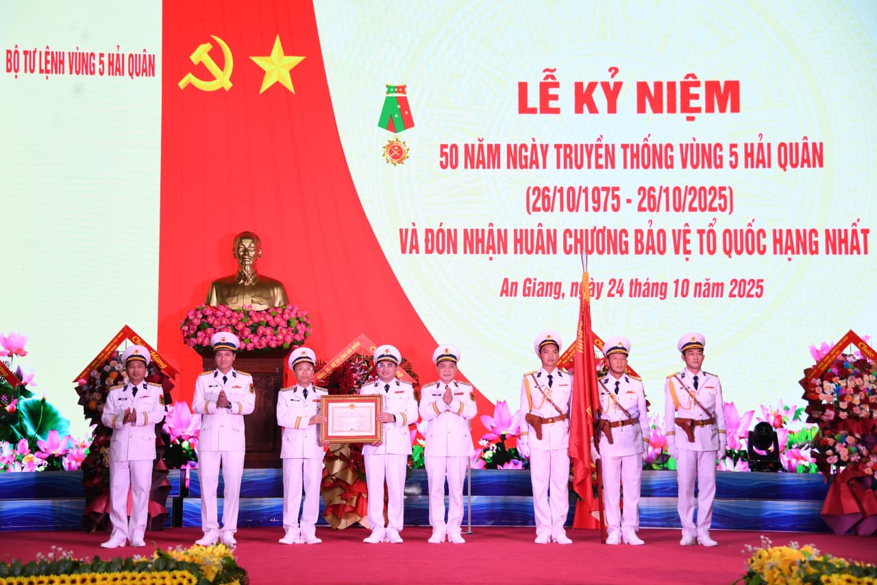 Vùng 5 Hải quân đón nhận Huân chương Bảo vệ Tổ quốc hạng Nhất