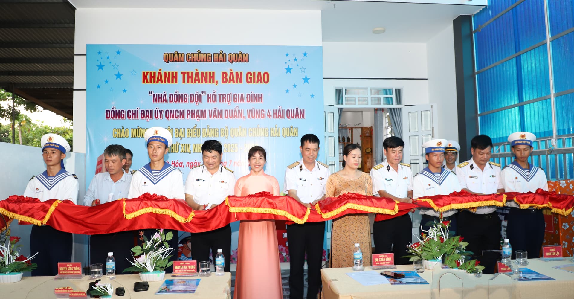 Chính ủy Quân chủng Hải quân trao nhà đồng đội tại Khánh Hòa