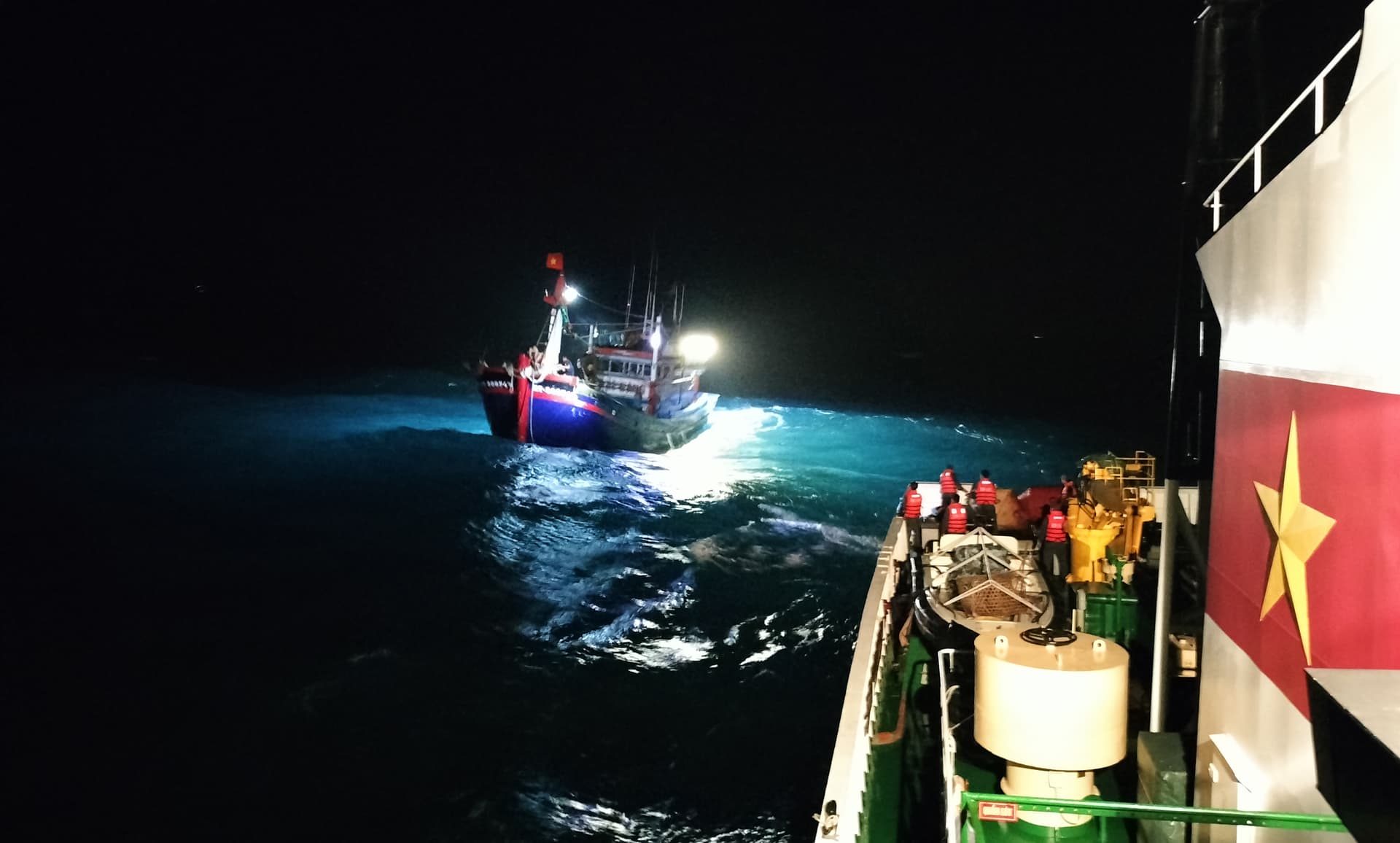 Thời tiết xấu, 2 tàu cá bị nạn trên vùng biển Bình Thuận