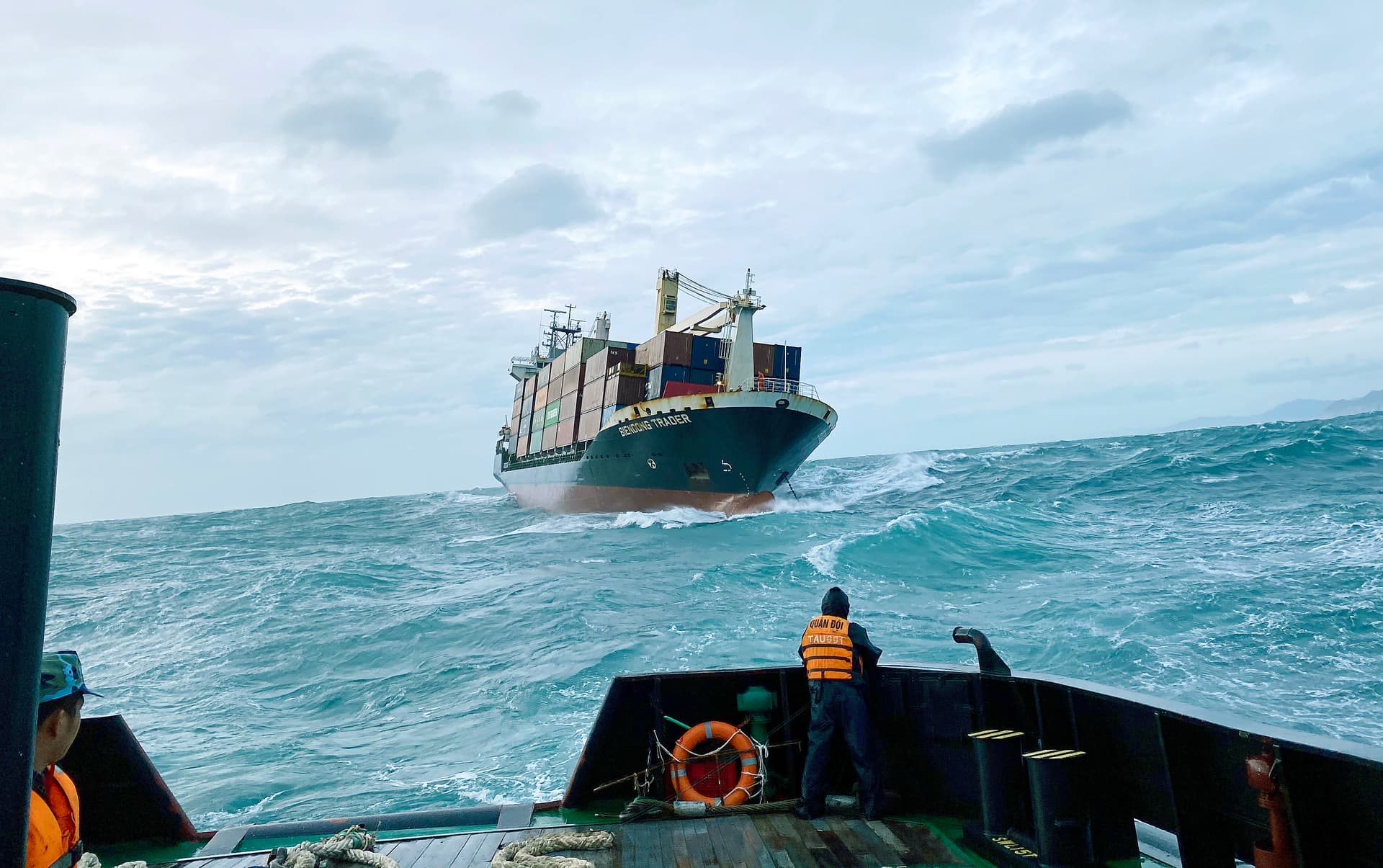 Cứu hộ tàu container Biendong Trader 5700 tấn