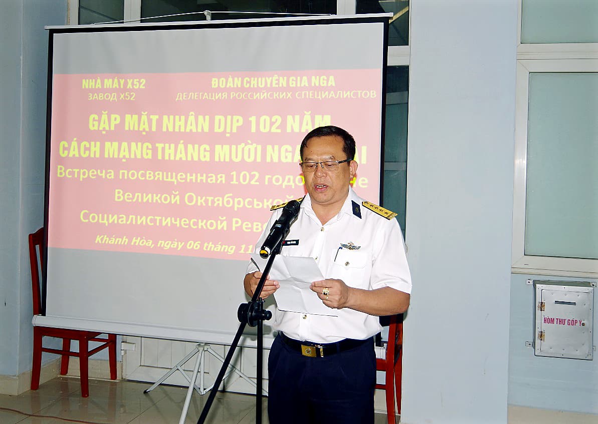 Nhà máy X52 gặp mặt đoàn chuyên gia Nga nhân dịp kỷ niệm 102 năm Cách mạng Tháng Mười Nga
