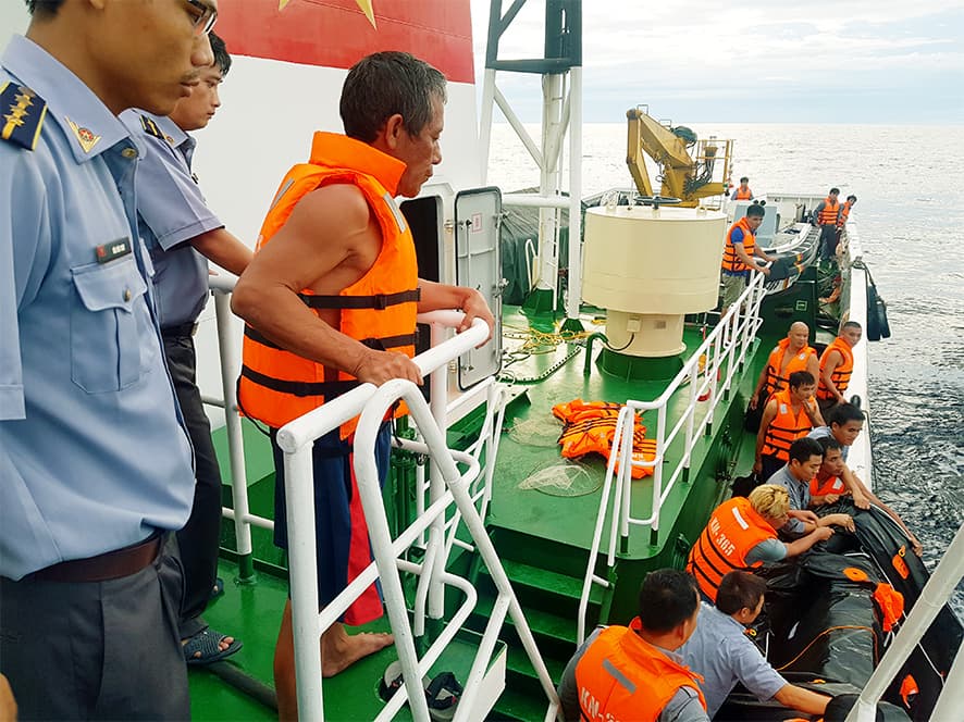10 thuyền viên Tàu Thái Thụy 88 đã được cứu lên Tàu KN 365 an toàn