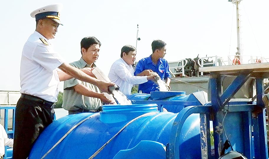 Hải đoàn 129, Quân cảng Sài Gòn cấp 300 khối nước ngọt cho nhân dân Bến Tre
