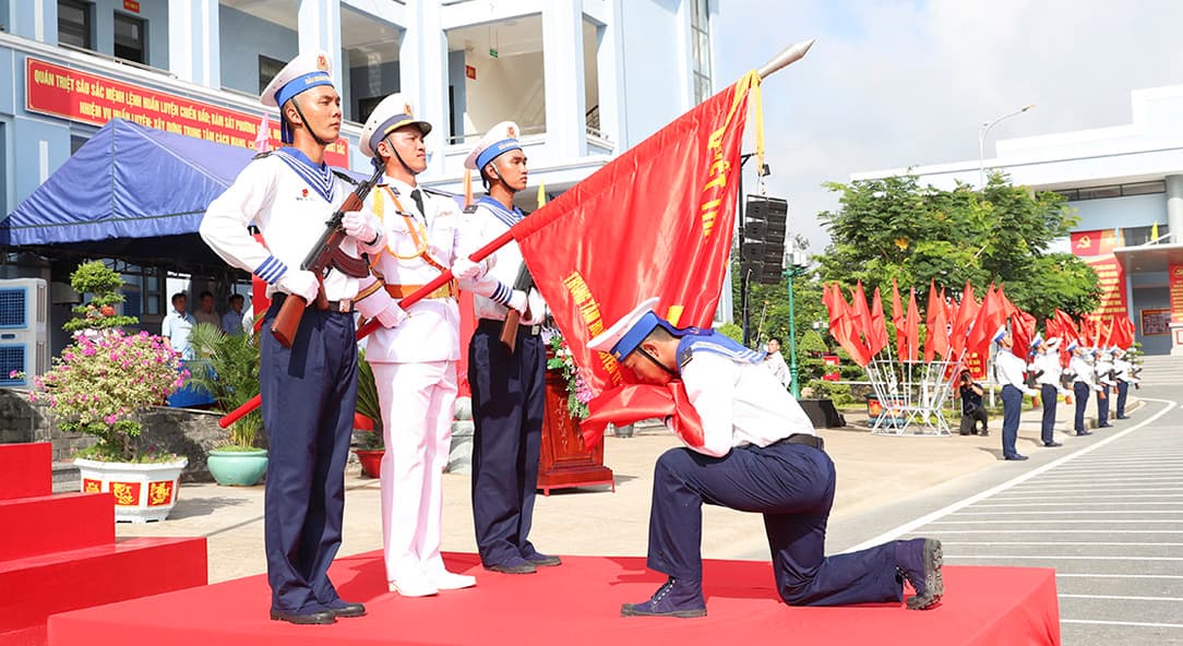 PHẤN ĐẤU TRỞ THÀNH QUÂN NHÂN THỜI ĐẠI HỒ CHÍ MINH “MẠNH MẼ, KIÊN CƯỜNG, TRÍ TUỆ, NHÂN VĂN”