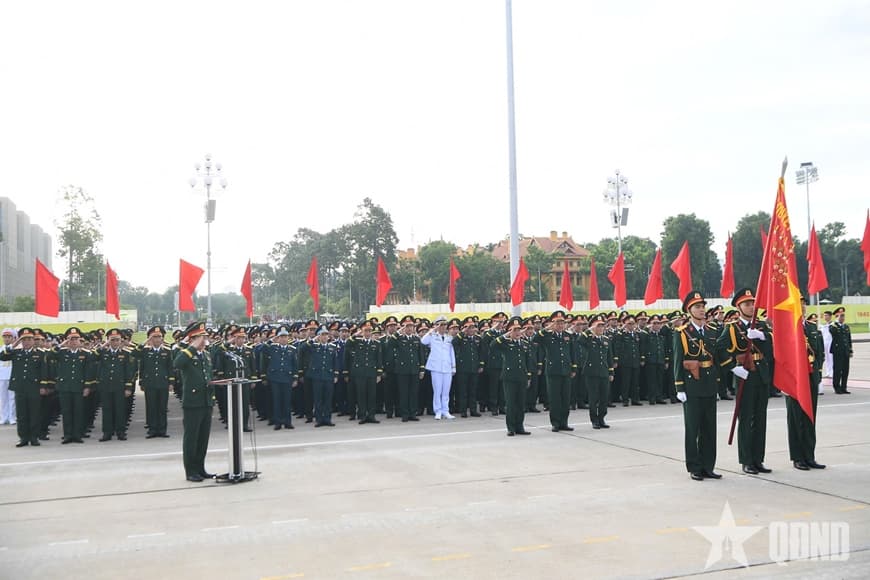 Đoàn đại biểu điển hình tiên tiến Đại hội thi đua quyết thắng toàn quân lần thứ XI báo công dâng Bác
