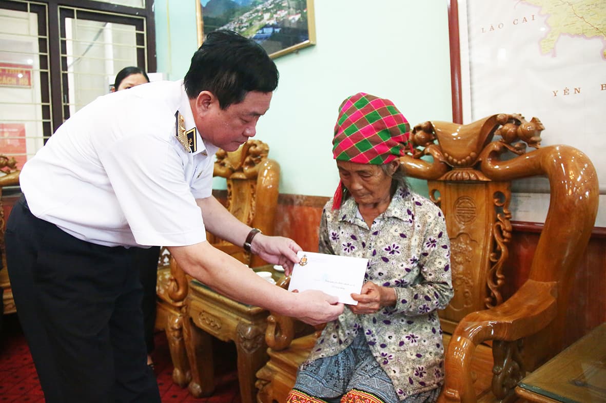 Đoàn công tác của Quân chủng Hải quân thăm và làm việc với tỉnh Hà Giang