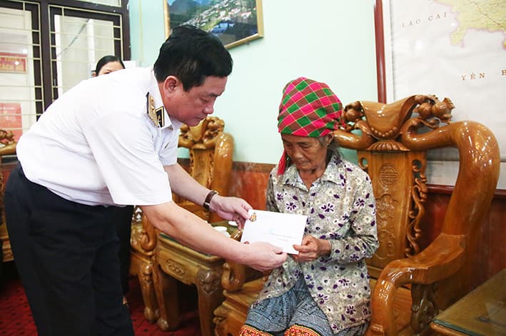 Đoàn đại biểu Tỉnh ủy Hà Giang-Quân chủng Hải quân dâng hương tưởng niệm các anh hùng, liệt sĩ và tặng quà các đối tượng chính sách