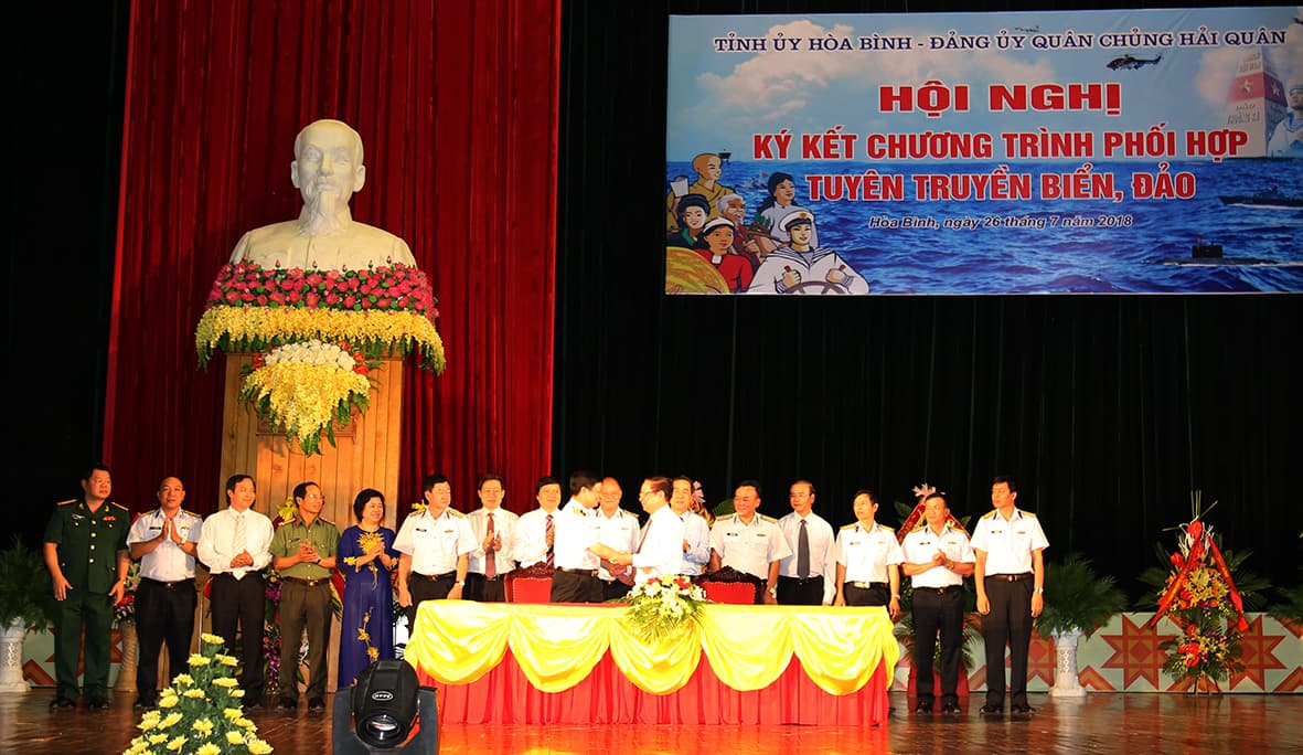 Tỉnh ủy Hòa Bình - Đảng ủy Quân chủng Hải quân  ký kết Chương trình phối hợp tuyên truyền biển, đảo