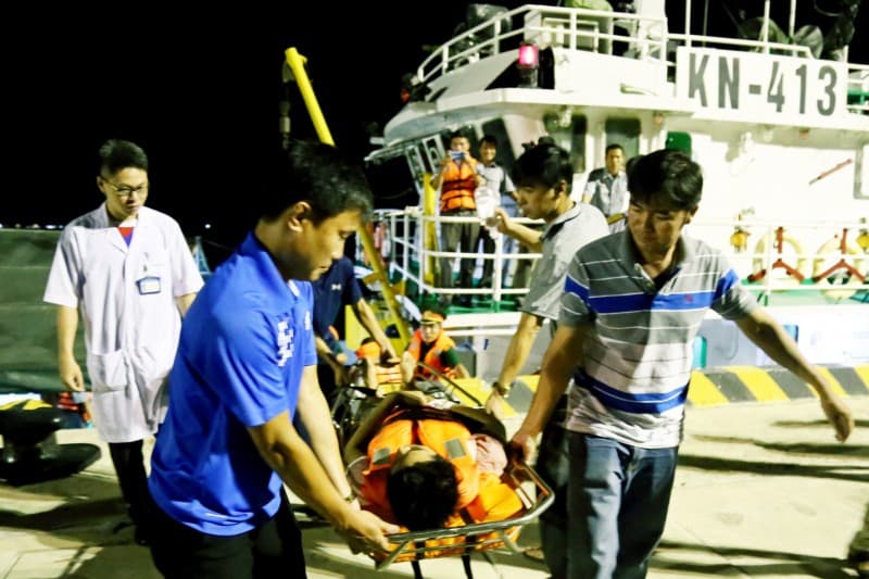 Tàu KN413 của Chi đội kiểm ngư 4 đưa bệnh nhân từ Trường Sa vào bờ