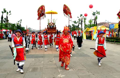 HƯỚNG VỀ ĐẤT TỔ