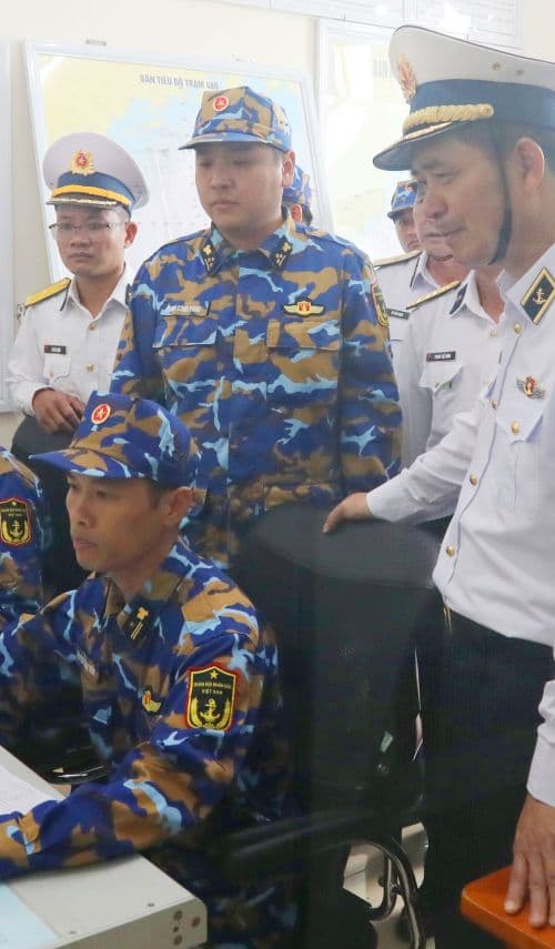 Chính ủy Hải quân thăm các lực lượng trên đảo Trần và Lữ đoàn 169