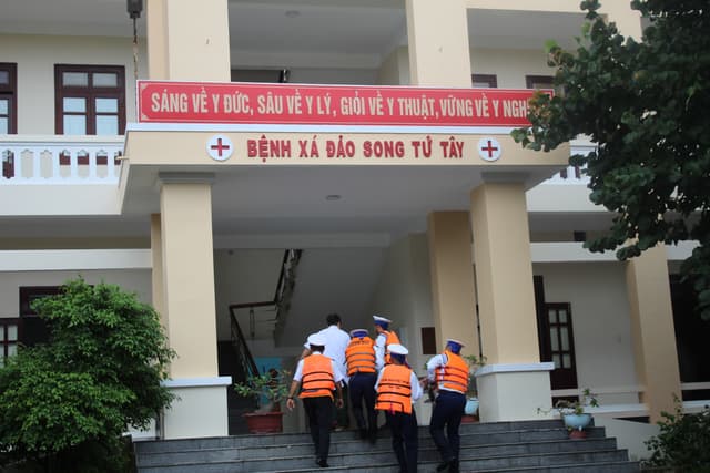 Đảo Song Tử Tây cấp cứu kịp thời ngư dân bị giảm áp do lặn sâu