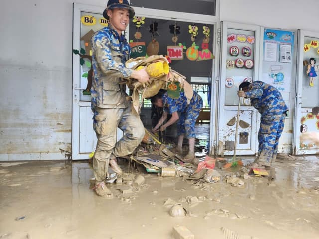 VÙNG 4 HẢI QUÂN GIÚP DÂN KHẮC PHỤC HẬU QUẢ SAU LŨ