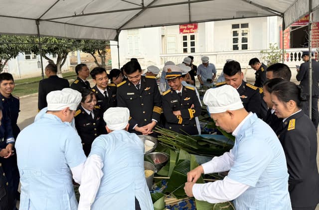 Lính thông tin Hải quân trổ tài gói bánh chưng