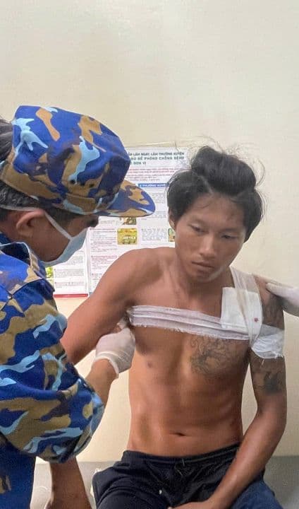 Nhà giàn DK1/10 cấp cứu ngư dân gặp nạn trên biển