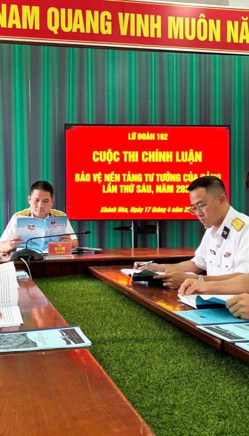 Lữ đoàn 162 chấm thi các tác phẩm chính luận bảo vệ nền tảng tư tưởng của Đảng