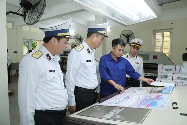 VIDEO: Phó Đô đốc Nguyễn An Phong làm việc với Cục Chính trị Hải quân