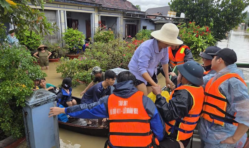 Cán bộ, chiến sĩ Lữ đoàn 955 hỗ trợ người dân vùng lụt