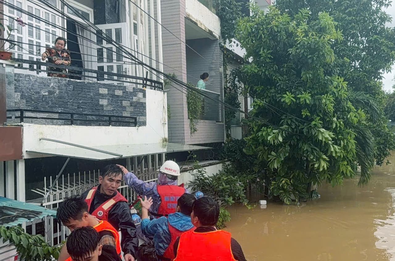 Nhà máy X52 tham gia giúp dân vùng ngập lụt tỉnh Khánh Hòa