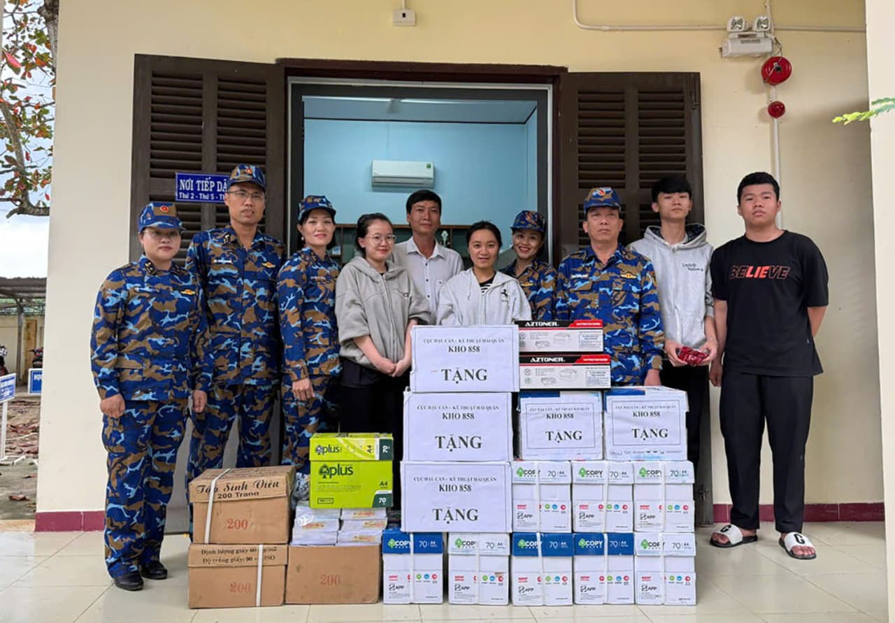 Kho 858 tặng quà trường học và các gia đình bị thiệt hại do mưa lũ