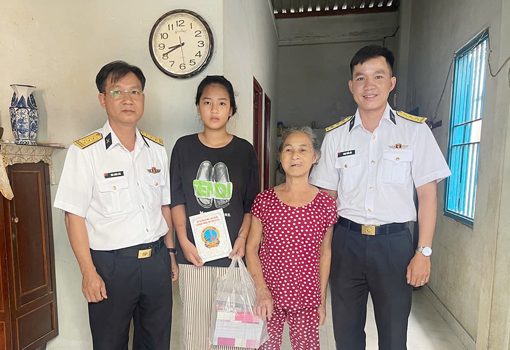 Lữ đoàn 957 tặng quà con đỡ đầu tại tỉnh Lâm Đồng