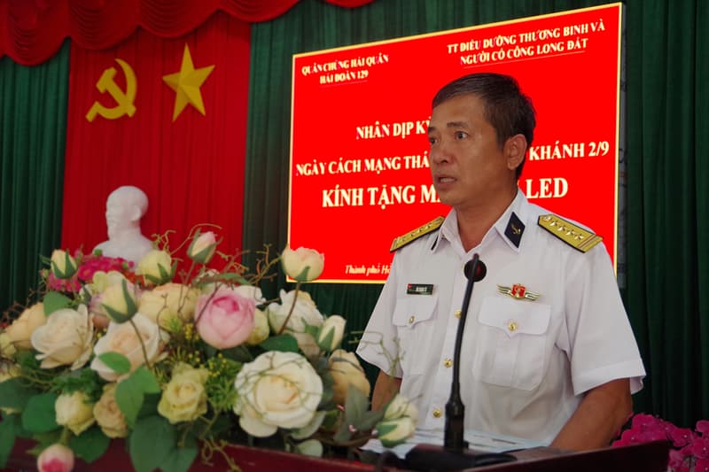 Hải đoàn 129 thăm và tặng quà người có công