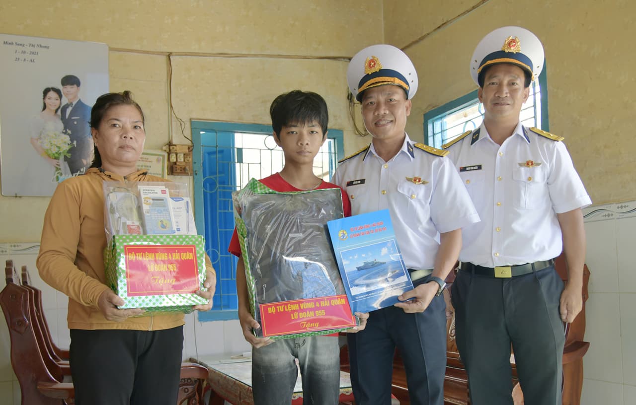 Lữ đoàn 955 tặng quà con ngư dân nhân dịp năm học mới