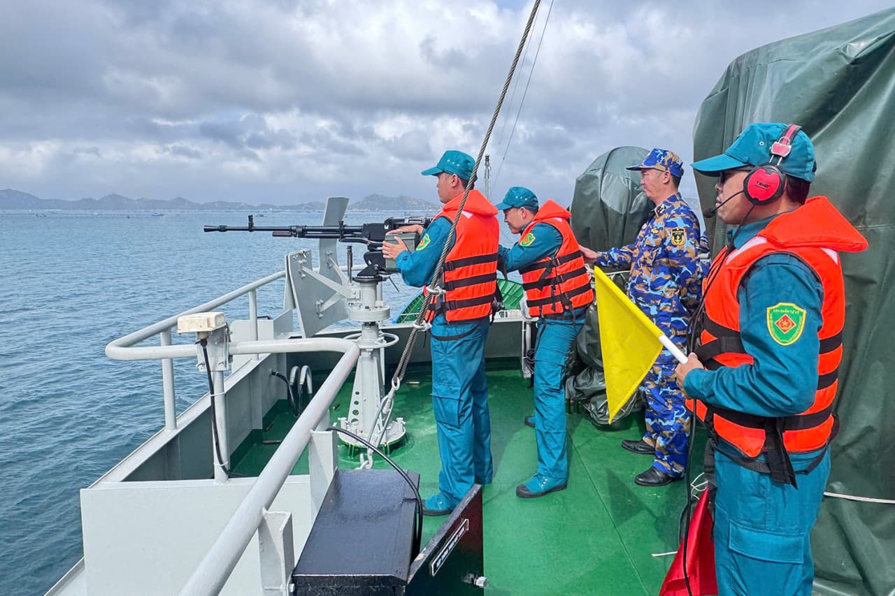 Lữ đoàn 955 tổ chức bắn đạn thật cho Hải đội Dân quân thường trực