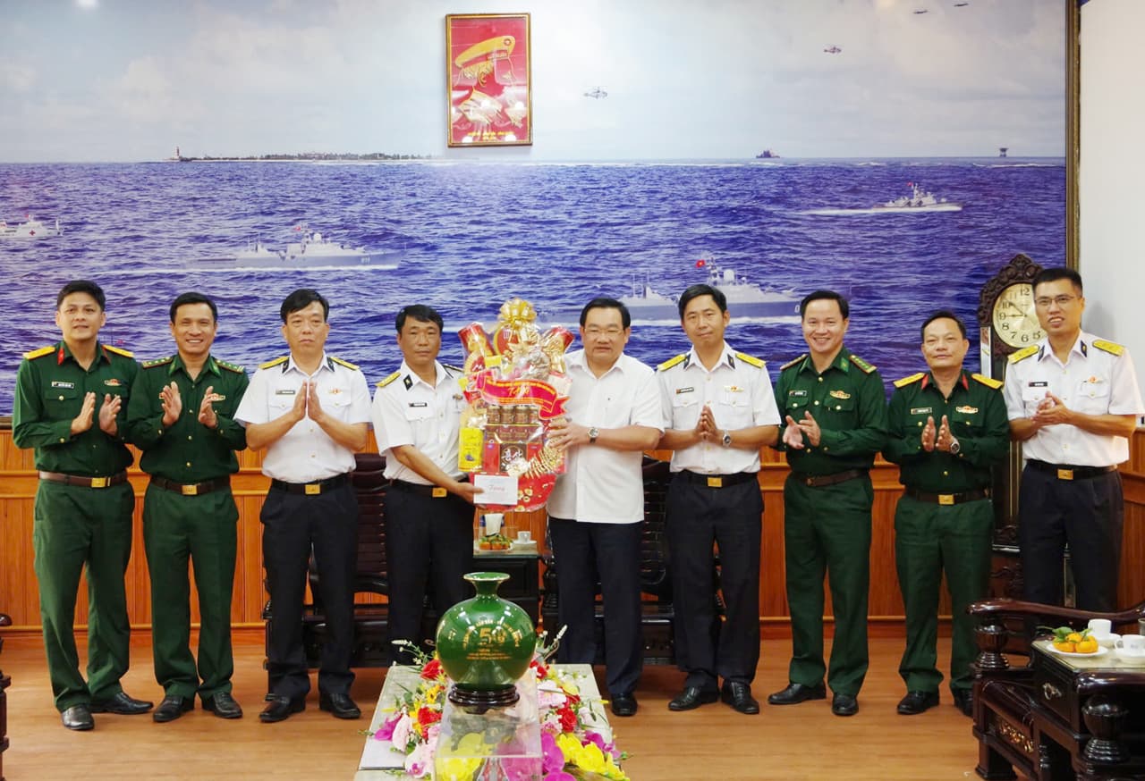 Phó Chủ tịch UBND tỉnh Khánh Hoà thăm, chúc mừng Kho 858 nhân dịp 22/12