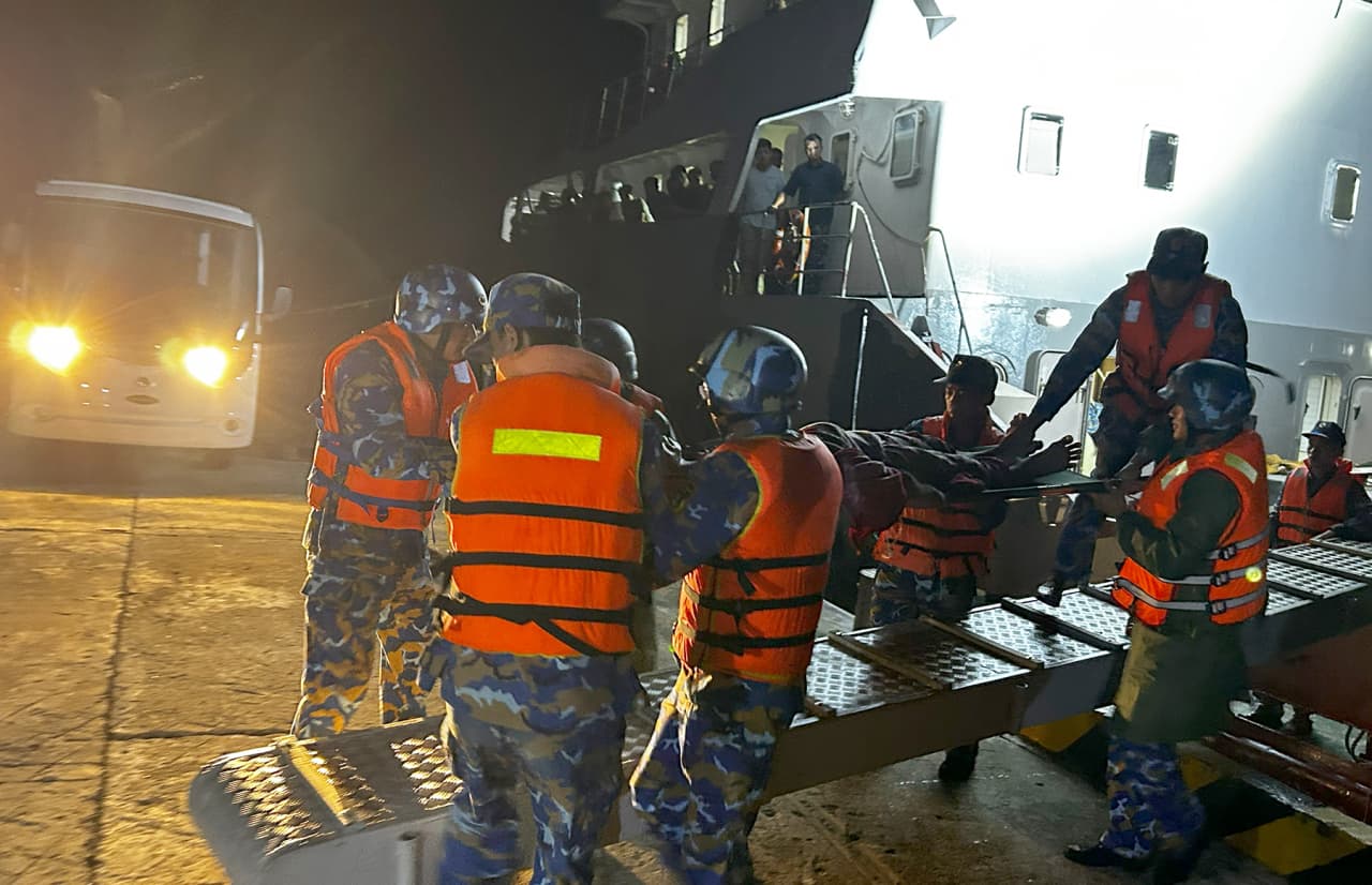 Tàu 641 vận chuyển ngư dân bị nạn đến Trung tâm Y tế Trường Sa cấp cứu