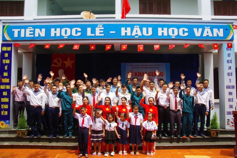 Thầy trò ở đặc khu Trường Sa hòa nhịp cả nước trong ngày khai giảng năm học mới