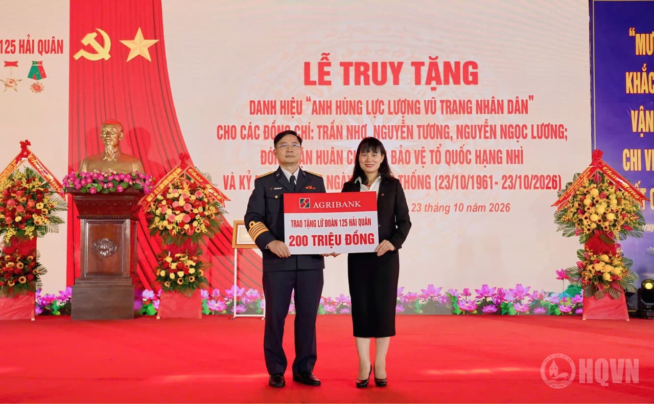 Agribank trao tặng Lữ đoàn 125 kinh phí đồng hành bảo vệ chủ quyền biển, đảo