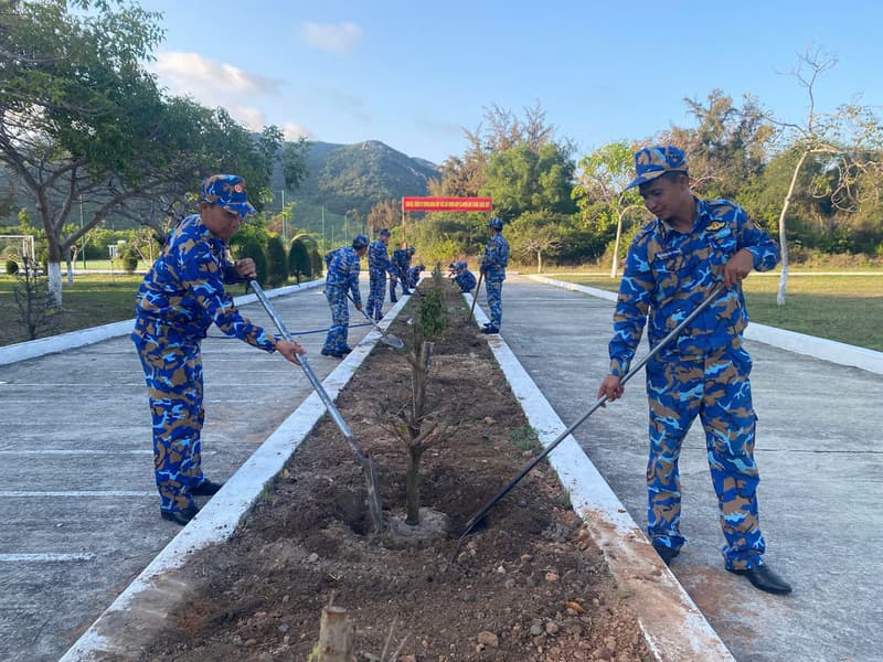 Tuổi trẻ Trung đoàn 196 xây dựng công trình “Đường Mai”