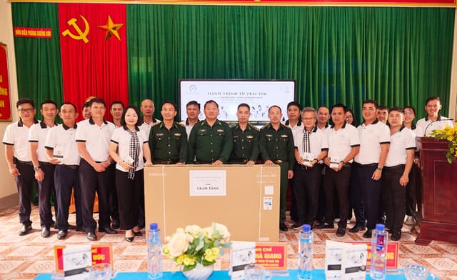 Mang tri thức đến cán bộ, chiến sĩ nơi biên giới Chiềng Sơn