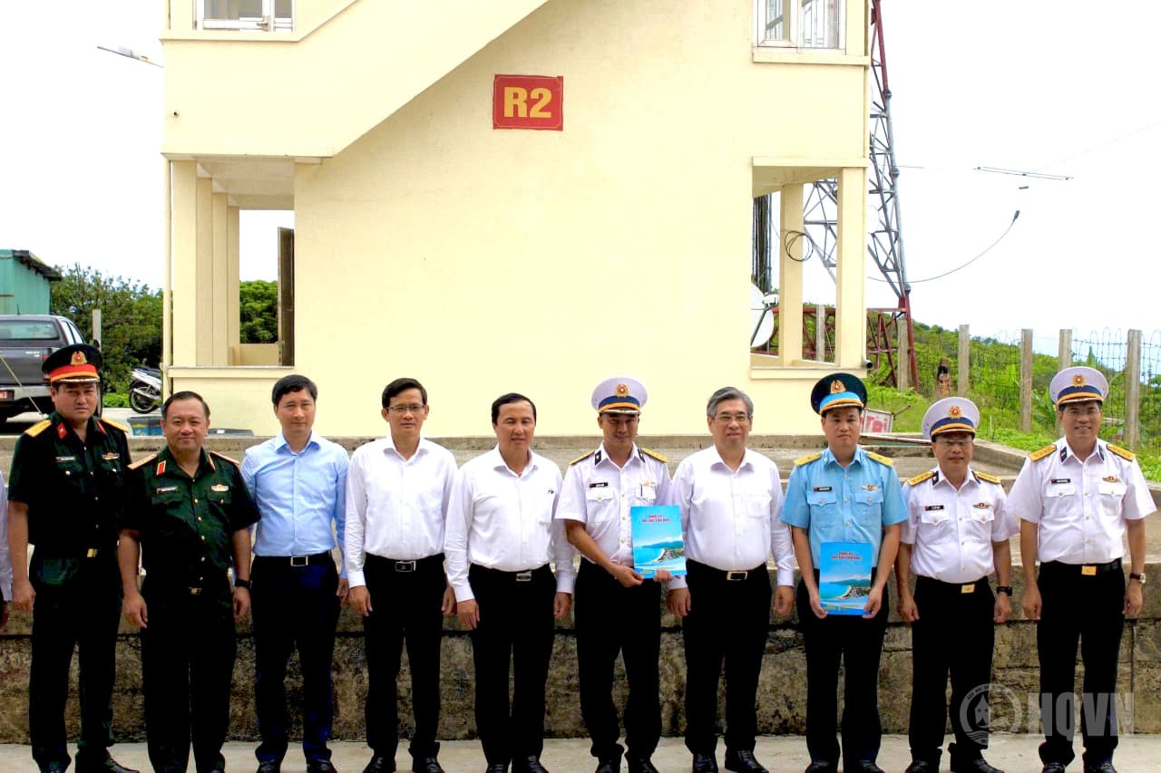 Đồng chí Nguyễn Phước Lộc thăm, động viên cán bộ, chiến sĩ Trạm 590