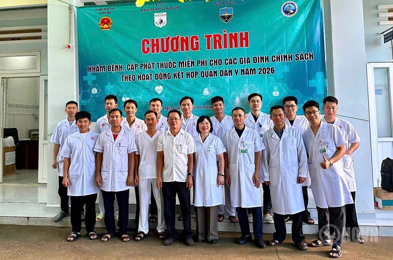 Vùng 4 Hải quân và Bệnh viện Châm cứu Trung ương phối hợp khám bệnh, cấp thuốc miễn phí cho nhân dân xã Mỹ Sơn