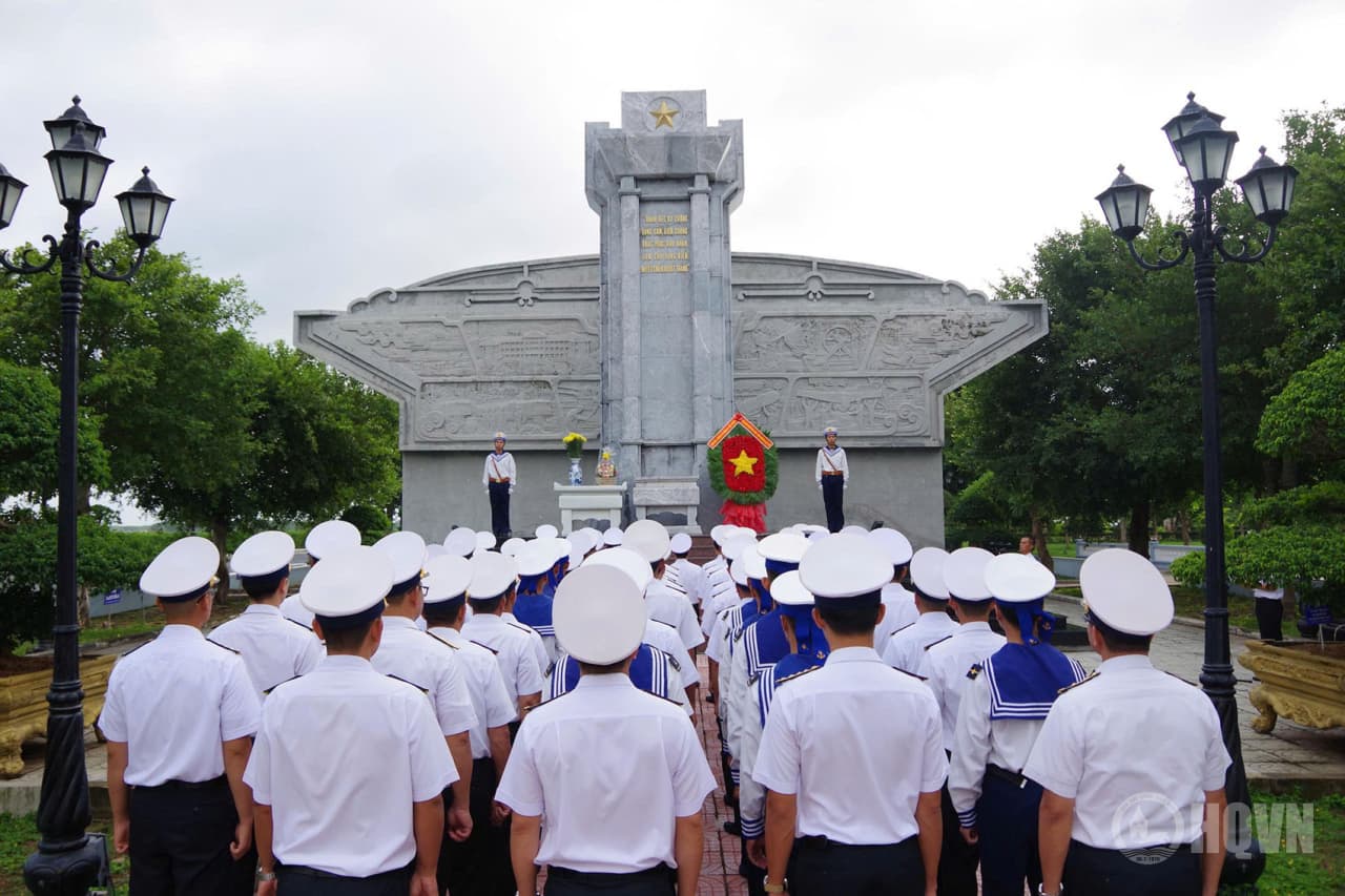 Vùng 2 Hải quân tiếp nối truyền thống, tri ân các Anh hùng liệt sĩ