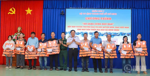 Vùng 2 Hải quân tham gia chương trình "Ăn sáng cùng ngư dân"