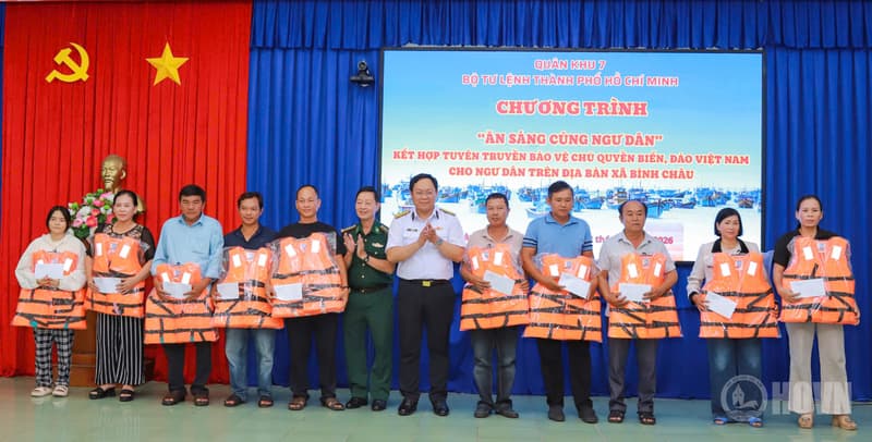 Vùng 2 Hải quân tham gia chương trình "Ăn sáng cùng ngư dân"