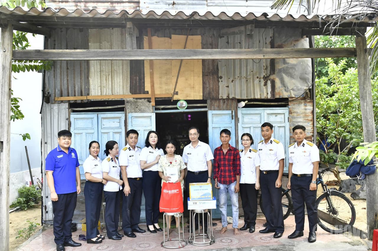 Lữ đoàn 167 thăm, tặng quà con ngư dân dịp năm học mới