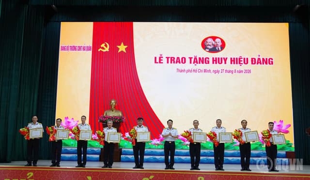 Trường Cao đẳng Kỹ thuật Hải quân trao Huy hiệu 30 năm tuổi Đảng