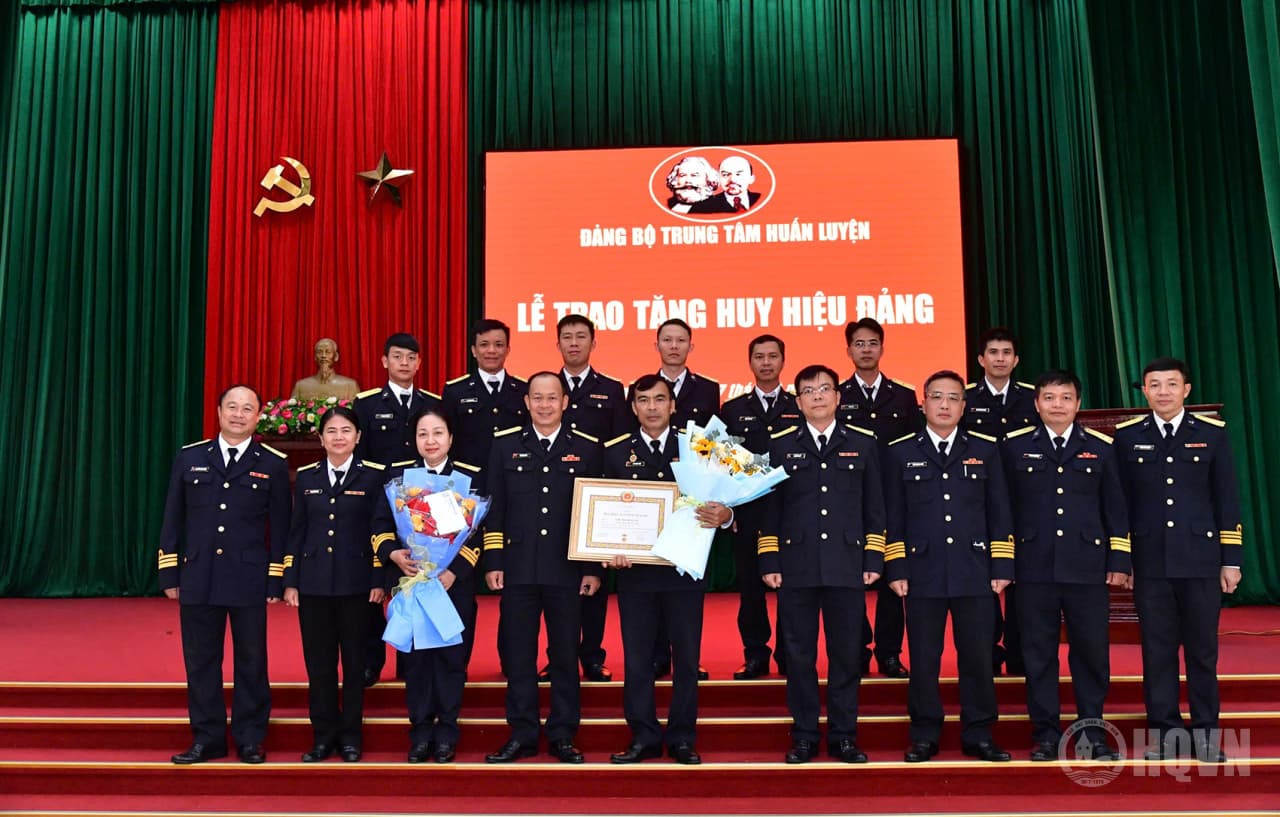 Trung tâm Huấn luyện Vùng 2 trao tặng Huy hiệu 30 năm tuổi Đảng
