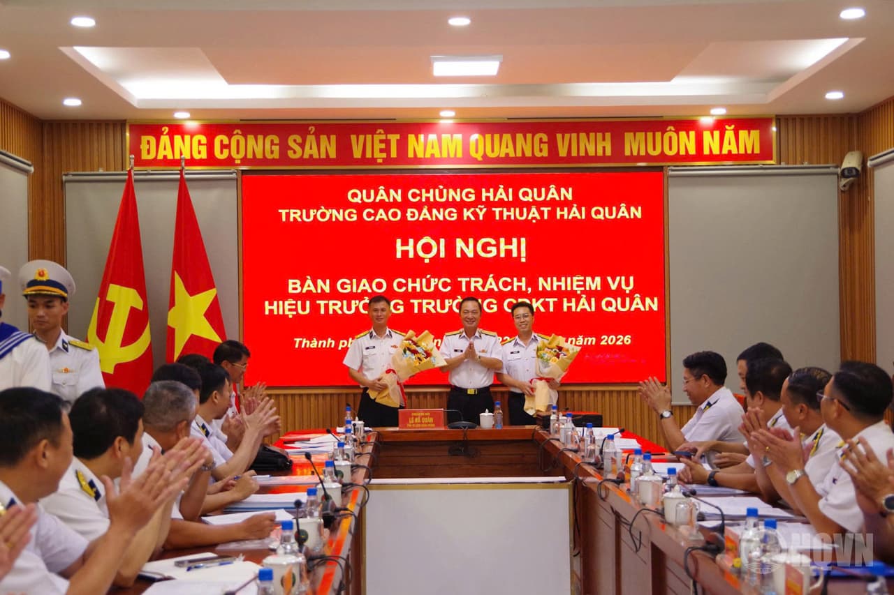 Bàn giao chức trách, nhiệm vụ Hiệu trưởng Trường CĐKT Hải quân