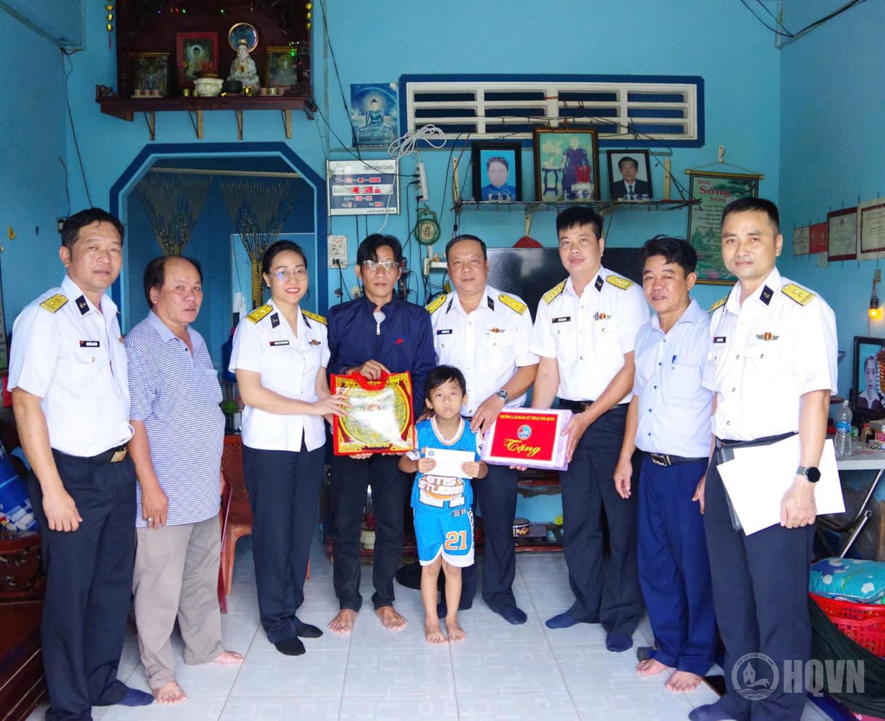 Trường Cao đẳng Kỹ thuật Hải quân tặng quà con ngư dân