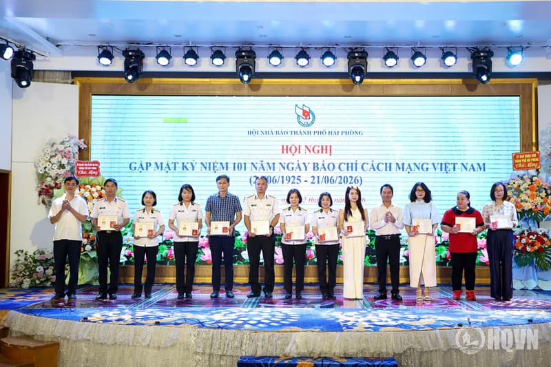 Báo Hải quân Việt Nam có 6 hội viên được tặng Kỷ niệm chương "Vì sự nghiệp báo chí Việt Nam"