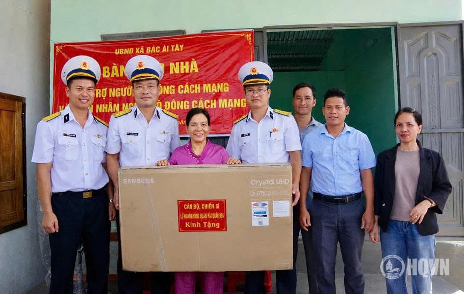 Lữ đoàn 954 bàn giao nhà cho gia đình chính sách tại xã Bác Ái Tây