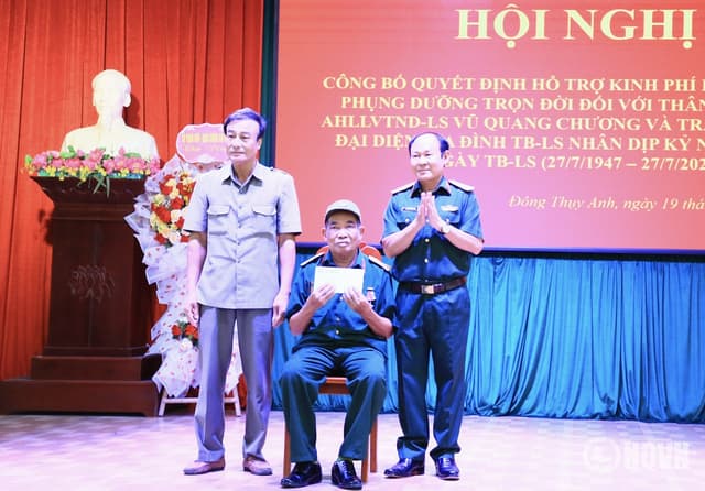 Tiếp nối nghĩa tình với gia đình Anh hùng LLVTND - Liệt sĩ Vũ Quang Chương