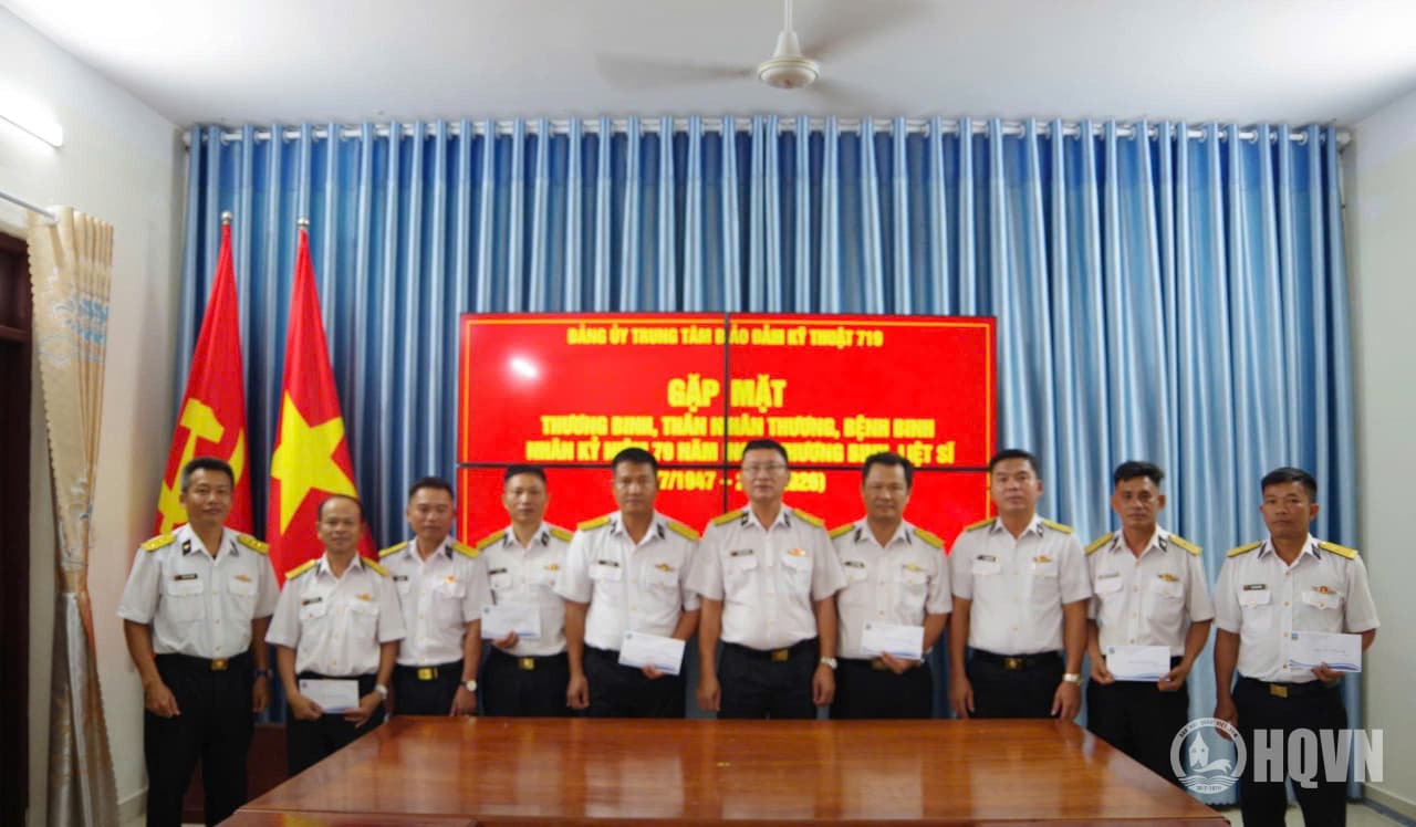 Trung tâm Bảo đảm Kỹ thuật 719 gặp mặt, tặng quà đối tượng chính sách